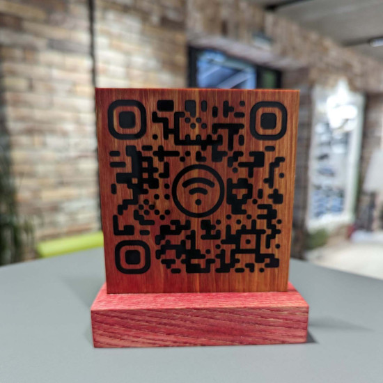 QR code Wi-Fi зі стабілізованої деревени.